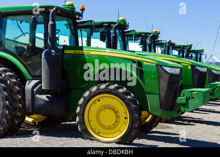 Eine Reihe von John Deere Traktoren außerhalb ein Händler in Idaho, USA Stockfoto