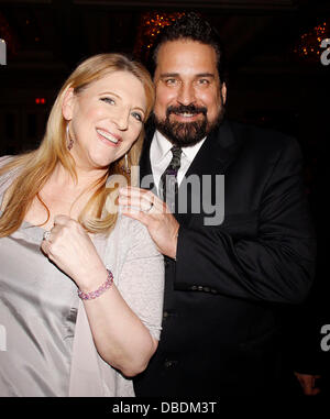 Lisa Lampanelli und ihr Mann Jimmy Cannizaaro Opening Night after-Party für die Rubicon-Theater-Produktion von "The Best ist noch zu kommen: die Musik von Cy Coleman" an der 59E59 Theater New York City, USA - 25.05.11 Stockfoto