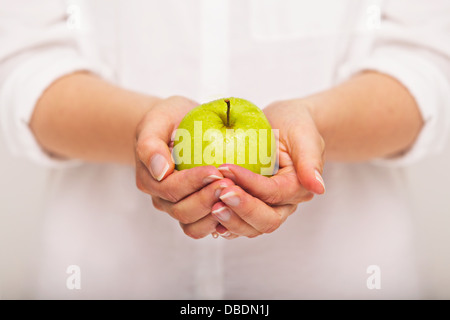 Frau mit grünem Apfel in Händen Stockfoto