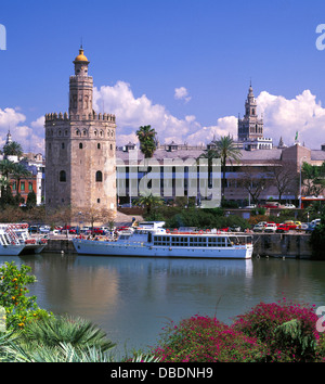 Torre del Oro und der Fluss Guadalquiver, Sevilla, Andalusien, Spanien Stockfoto