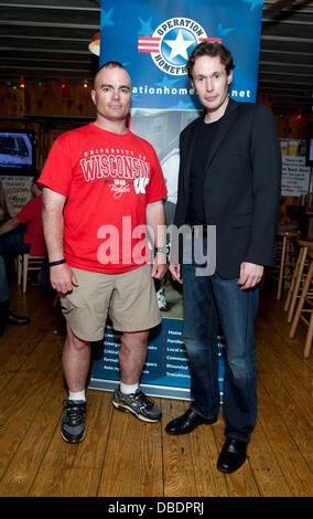 Sargent First Class Brian Eischwith und Chris Kerson Betrieb Homefront statt bei Hooters NYC New York City, USA - 27.05.11 Stockfoto