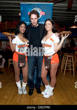 Hooter Girls Jasmine Syad und Ashley Bieber mit Chris Kerson Betrieb Homefront abgehaltenen Hooters NYC New York City, USA - 27.05.11 Stockfoto