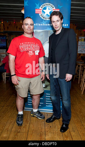 Sargent First Class Brian Eischwith und Chris Kerson Betrieb Homefront statt bei Hooters NYC New York City, USA - 27.05.11 Stockfoto