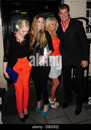 Hayley Hasselhoff, Taylor Ann Hasselhoff, Hayley Roberts und David Hasselhoff beobachtete Sienna Miller im Terence Rattigan Spiel "Flare-Pfad" in das Theatre Royal Haymarket London, England - 28.05.11 durchführen Stockfoto