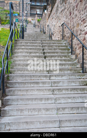 Omas grüne Stufen hinauf zur Burg und Johnston Terrasse Straße alte Stadt Edinburgh Schottland Großbritannien UK Europe Stockfoto