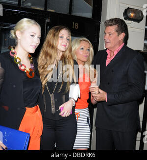 Hayley Hasselhoff, Taylor Ann Hasselhoff, Hayley Roberts und David Hasselhoff verlassen das Theatre Royal Haymarket London, England - 28.05.11 obligatorisch Credit: WENN.com Stockfoto