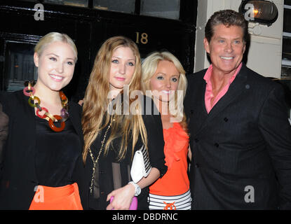 Hayley Hasselhoff, Taylor Ann Hasselhoff, Hayley Roberts und David Hasselhoff verlassen das Theatre Royal Haymarket London, England - 28.05.11 obligatorisch Credit: WENN.com Stockfoto