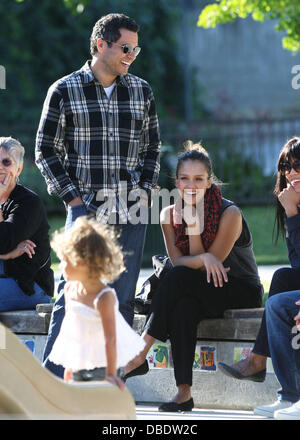 Jessica Alba und Cash Warren nehmen Honor Marie in Coldwater Park für den Tag Beverly Hills, Kalifornien - 29.05.11 Stockfoto