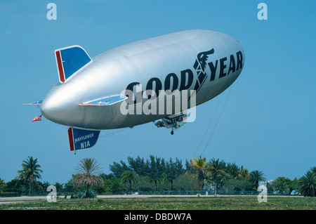 Der Goodyear Blimp "Mayflower" entspringt seine Ostküste Operationen Basis in Miami, Florida, 1976, bevor es durch eine halbstarre Luftschiff ersetzt wurde. Stockfoto