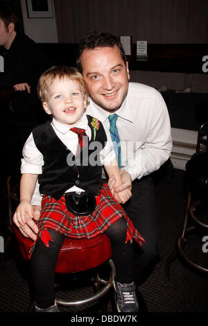 Iain Armitage und sein Vater Euan Morton Euan Morton Förderung seiner neuen CD 'Caledonia – The Homecoming' im Birdland Jazz Club. New York City, USA - 29.05.11 Stockfoto