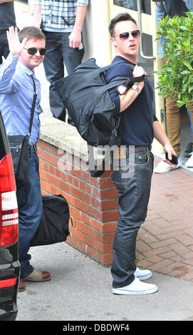 Declan Donnelly und Anthony McPartlin Ankunft am Brunnen Studios für heute Abend die ersten fünf im Halbfinale von Britain es Got Talent London, England - 30.05.11 Stockfoto