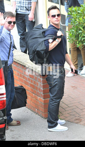 Declan Donnelly und Anthony McPartlin Ankunft am Brunnen Studios für heute Abend die ersten fünf im Halbfinale von Britain es Got Talent London, England - 30.05.11 Stockfoto