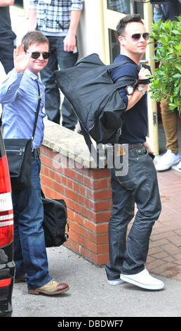 Declan Donnelly und Anthony McPartlin Ankunft am Brunnen Studios für heute Abend die ersten fünf im Halbfinale von Britain es Got Talent London, England - 30.05.11 Stockfoto