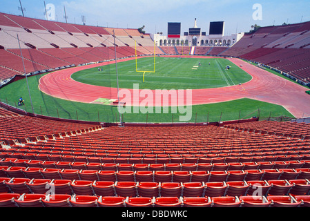 Das Los Angeles Memorial Coliseum in Los Angeles, Kalifornien, USA, zweimal Gastgeber der Olympischen Spiele und ist Heimat des USC College Football Teams. Stockfoto