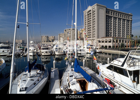 Marina del Rey in Südkalifornien ist Heimat der weltweit größten künstlichen Handwerk Hafen mit Zetteln für 6.100 Boote und ein Ritz-Carlton Hotel. Stockfoto