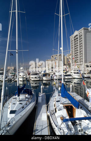 Marina del Rey in Südkalifornien ist Heimat der weltweit größten künstlichen Handwerk Hafen mit Zetteln für 6.100 Boote und ein Ritz-Carlton Hotel. Stockfoto