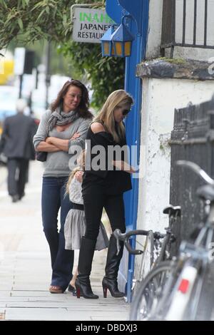 Kate Moss mit Tochter Lila Grace in Notting Hill London, England - 31.05.11 Stockfoto