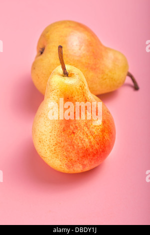 Frische Birnen reif Bartlett auf einem rosa Hintergrund. Stockfoto