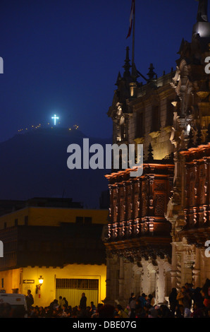 Ansicht von Cero San Cristobal von der Plaza de Armas (Plaza Mayor) in der Innenstadt von Lima, Peru Stockfoto