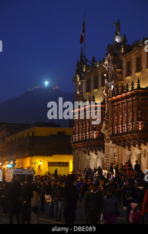 Ansicht von Cero San Cristobal von der Plaza de Armas (Plaza Mayor) in der Innenstadt von Lima, Peru Stockfoto