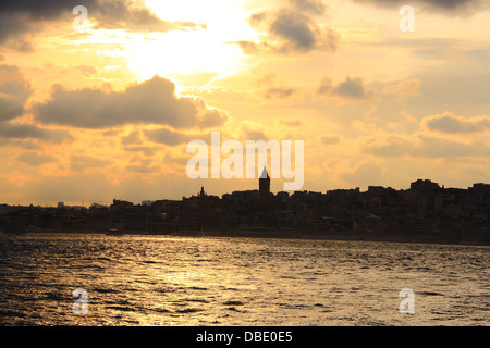 Silhouette der Stadt Istanbul mit Blick auf Meer und Moschee Stockfoto