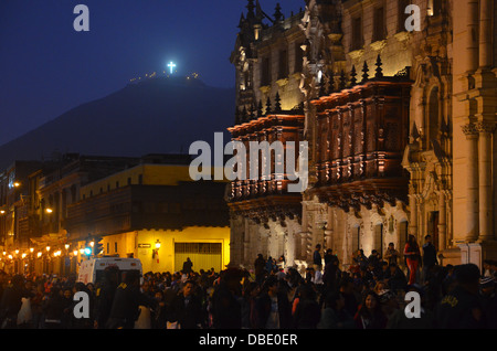 Ansicht von Cero San Cristobal von der Plaza de Armas (Plaza Mayor) in der Innenstadt von Lima, Peru Stockfoto