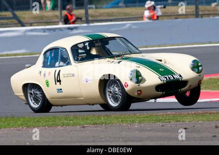 Lotus Elite angetrieben von Paul Garside und Philip Weston in der RAC Tourist Trophy für historische Fahrzeuge (Pre-63-GT) Stockfoto