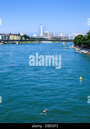 Ein Foto von einem Schwimmer in den Rhein in Basel, Schweiz. Am heißesten Tag des Jahres so weit @ + 35 Grad gedreht. Stockfoto