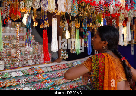 Schmuck zum Verkauf an einen indischen stall Stockfoto