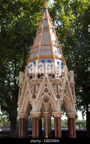 Blick von der Buxton Memorial Fountain in Victoria Tower Gardens, Millbank Stockfoto