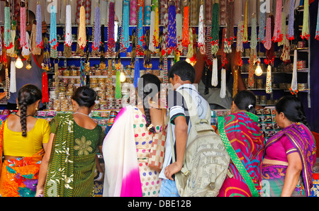 Menschen kaufen Schmuck am indischen Markt Stockfoto