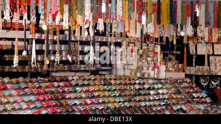 Schmuck zum Verkauf an einen indischen stall Stockfoto