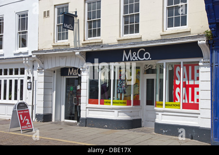 Filiale der Bekleidungskette M & Co, Ludlow Stockfoto