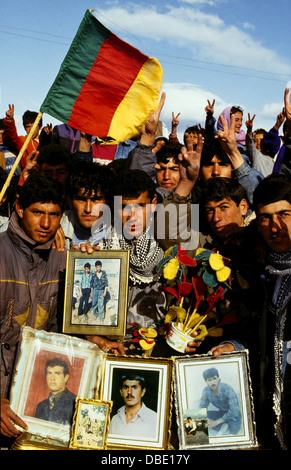 März 1994. Barfi, in der Nähe von Cizre, Südost-Türkei. Kurdischen Volkes zeigen Porträts von Verwandten in Kämpfe mit der türkischen Armee getötet. Sie zeigen die verbotenen kurdischen Farben bei einem Nevroz (Neujahr) fest. Stockfoto