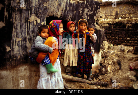 März 1994. Ormanici, Süd-Ost-Türkei. Kurdische Kinder in den Ruinen ihres Hauses durch die türkische Armee zerstört wurde, die die Dorfbewohner von Guerillas von der kurdischen Arbeiterpartei (PKK) Beihilfe angeklagt. Ormanici ist die türkische Bezeichnung für die kurdischen Dorf von Bane in den 1960er Jahren. Stockfoto