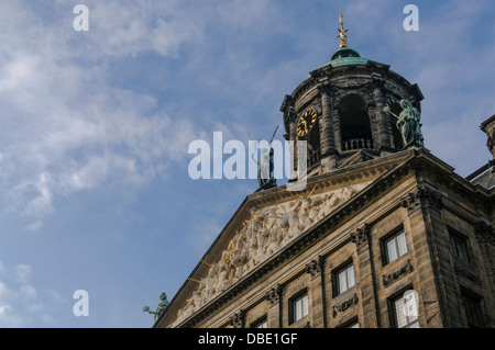 Oben auf dem königlichen Palast (Koninklijk Paleis) Amsterdam, Niederlande Stockfoto
