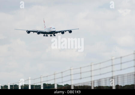 Flughafen Stansted, London, UK. 29. Juli 2013. British Airways-Airbus A380-Passagier-Jet landet am Flughafen Stansted zum allerersten Mal im Rahmen eines Langstrecken-Schulungsprogramms. Eine große Anzahl von Flugzeug-Spotter besuchte auch der Umzäunung um die Landung zu erleben. Das Flugzeug wird voraussichtlich wieder an 0800 Morgen (30. Juli) ausziehen. Bildnachweis: Allsorts Stock Foto/Alamy Live-Nachrichten Stockfoto