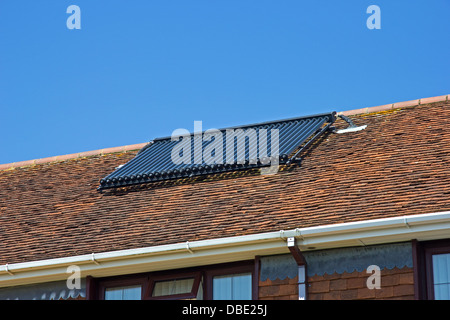 Solare Warmwasserbereitung Panel auf Hausdach Stockfoto