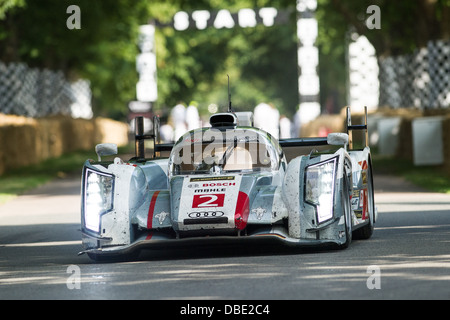 Chichester, UK - Juli 2013: Die Nummer 2 Audi R18 e-Tron Quattro in Aktion auf dem Goodwood Festival der Geschwindigkeit 2013 Stockfoto