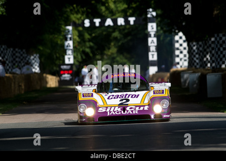 Chichester, UK - Juli 2013: Jaguar XJR9 LM in Aktion auf dem Goodwood Festival of Speed am 12. Juli 2013. Stockfoto