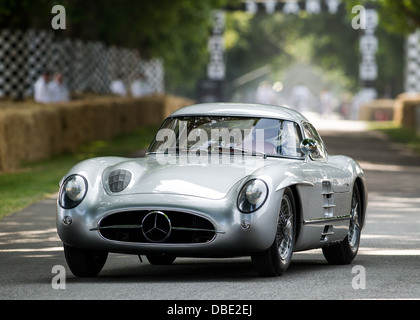 Chichester, UK - Juli 2013: Mercedes-Benz 300 SLR'Uhlenhaut Coupe "in Aktion auf dem Goodwood Festival of Speed am 13. Juli 2013. Stockfoto