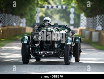 Chichester, UK - Juli 2013: Bentley 4,5 Liter in Aktion auf dem Goodwood Festival of Speed am 13. Juli 2013. Stockfoto