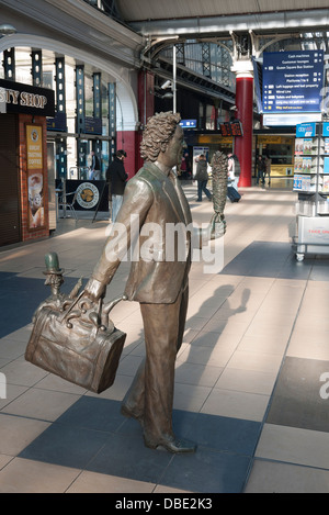 Skulpturen des Bildhauers Tom Murphy bei der Kalk Bahnhof Liverpool Street, Entertainer und Komiker Ken Dodd Stockfoto