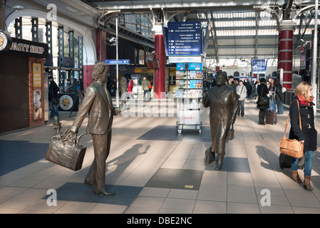 Skulpturen am Liverpool Lime Street Railway Station, der Entertainer und Comedian Ken Dodd und Labour MP Bessie Braddock Stockfoto