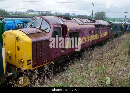 Verschrotteten Diesellokomotiven wartet auf Restaurierung am Barrow Hill Lokschuppen, Chesterfield, Derbyshire Stockfoto