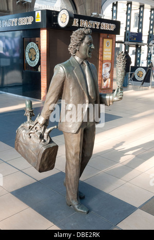 Skulpturen des Bildhauers Tom Murphy bei der Kalk Bahnhof Liverpool Street, Entertainer und Komiker Ken Dodd Stockfoto