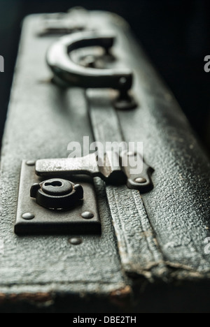 Alte, verwitterte Leder Koffer mit Schwerpunkt auf das Schloss. Stockfoto