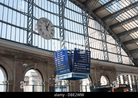 Uhr und Informationen Schild bei Liverpool Lime Street Railway Station Stockfoto