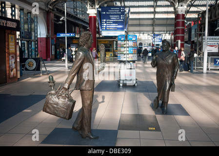 Skulpturen des Bildhauers Tom Murphy bei Liverpool Lime Street Railway Station, der Entertainer Ken Dodd und Bessie Braddock MP Stockfoto