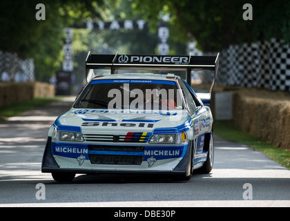 Chichester, UK - Juli 2013: Peugeot 405 T16 GR "Pikes Peak" in Aktion auf dem Goodwood Festival of Speed am 13. Juli 2013. Stockfoto